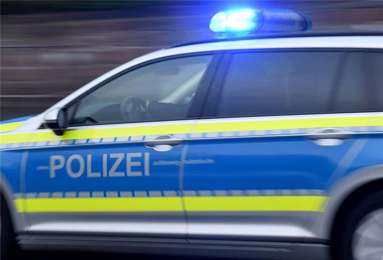 Auffahrunfall zwischen Lastkraftwagen - Fahrer schwer verletzt Ein Streifenwagen fährt mit eingeschaltetem Blaulicht