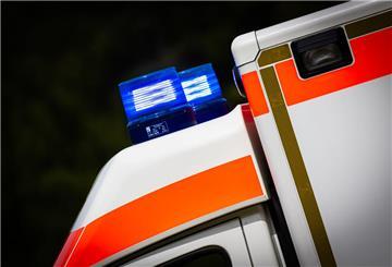 Eingeschaltetes Blaulicht an einem Rettungswagen.