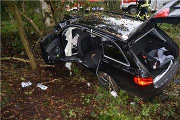 Bei einem Unfall auf der B75 bei Scheeßel zogen sich zwei Personen schwere Verletzungen zu.