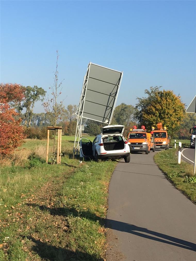 Bei einem Unfall auf der der B212 ist eine Person schwer- und eine leicht verletzt worden.