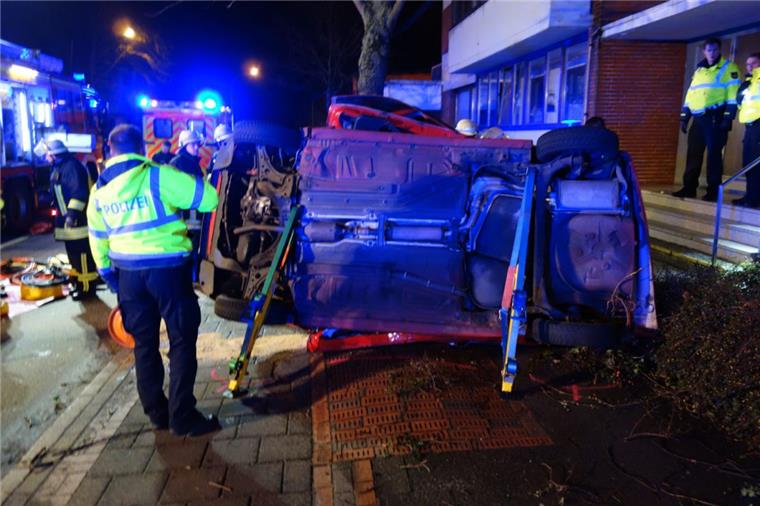 Bei einem Unfall auf der Stresemannstraße in Bremerhaven sind drei Personen zum Teil schwer verletzt worden. 
