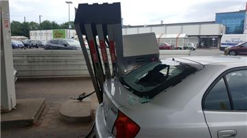 Bei einem Unfall auf einer Tankstelle an der Pferdebade entstand ein sehr hoher Sachschaden. Eine Frau verlor die Kontrolle über ihren Wagen. 