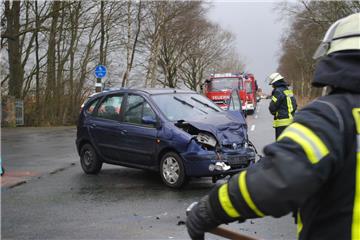 Bei einem Unfall bei Sandstedt sind am Donnerstag zwei Personen schwer verletzt worden. 