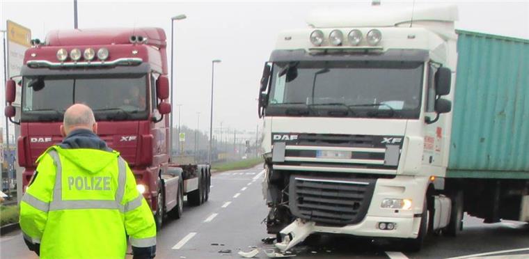 Hoher Schaden im Nordhafen: Lkw-Fahrer missachtet Vorfahrt Bei einem Unfall im Nordhafen am Mittwoch entstand sehr hoher Schaden.