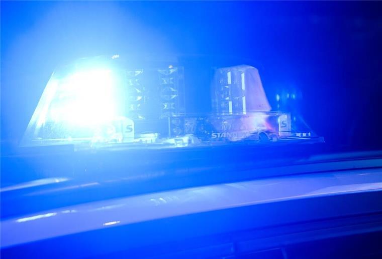 Unfall mit Schulbus: Zehn Kinder in Bederkesa verletzt Ein Streifenwagen der Polizei steht mit eingeschaltetem Blaulicht auf der Straße.