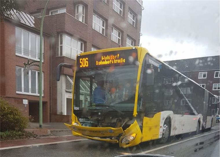 Unfall in Geestemünde: Transporter kracht in Linienbus Bei einem Unfall in Bremerhaven-Geestemünde ist ein Linienbus am Montagmittag beschädigt worden.
