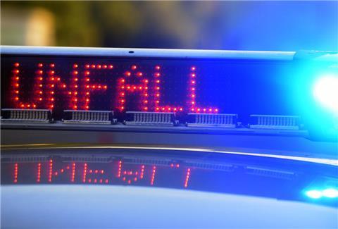 Bei einem Unfall in Butjadingen ist eine Motorradfahrerin tödlich verletzt worden.