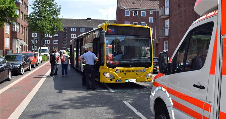 7 Verletzte nach Crash in Geestemünde: Autofahrer übersieht Linienbus Bei einem Unfall in der Grashoffstraße in Geestemünde wurden sieben Menschen verletzt.