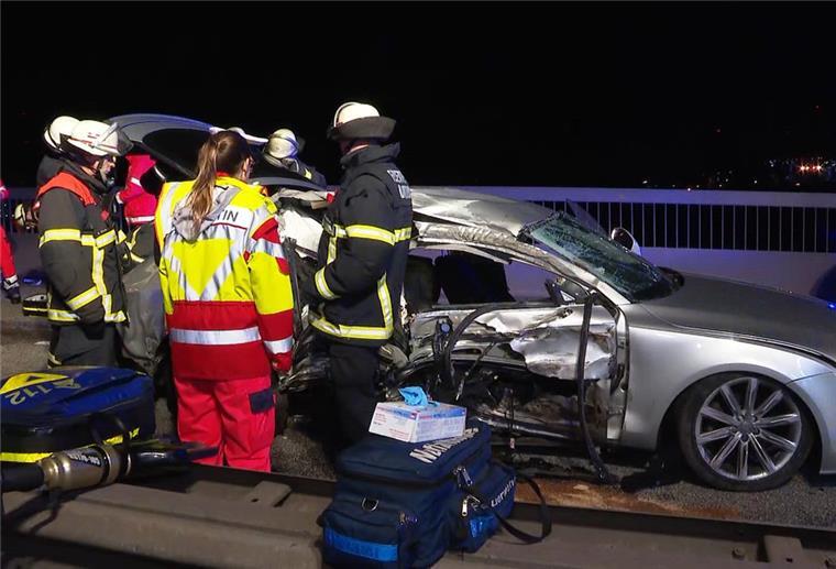 Feuerwehrleute sind nach einem Unfall auf der Köhlbrandbrücke im Einsatz.