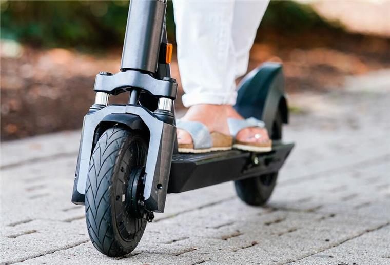 Lengenbostel: Hund springt E-Scooter an - Jugendliche verletzt eine Frau fährt auf einem E-Scooter