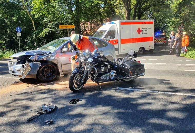Motorradfahrer und Sozia bei Unfall bei Loxstedt schwer verletzt Bei einem Unfall in Loxstedt sind ein Motorradfahrer und seine Sozia schwer verletzt worden.