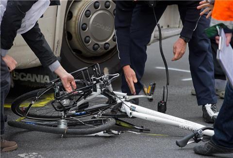 Bei einem Unfall in Zeven ist ein 23-jähriger Fahrradfahrer von einem Auto mitgeschleift worden. (Symbolbild)