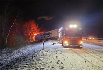 Bei einem Unfall ist ein Lkw in Brand geraten.