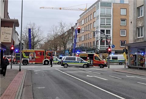 Bei einem Unfall mit einem Linienbus wurde eine 71-jährige Frau am Montag in Bremerhaven schwer verletzt.