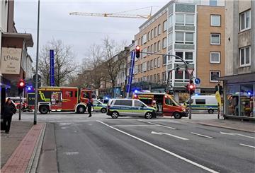 Bei einem Unfall mit einem Linienbus wurde eine 71-jährige Frau am Montag in Bremerhaven schwer verletzt.