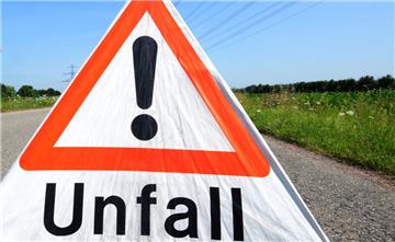 Bei einem Unfall mit einem mit Bitumen beladenen Gefahrgut-Transporter sind heute Vormittag auf der Autobahn 27 zwei Männer leicht verletzt worden.