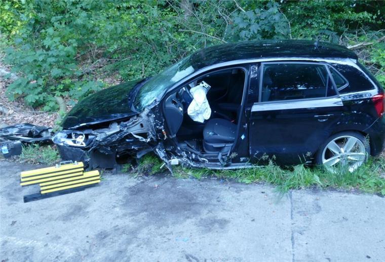 In den Gegenverkehr geraten: Drei Frauen schwer verletzt PKW der Unfallverursacherin