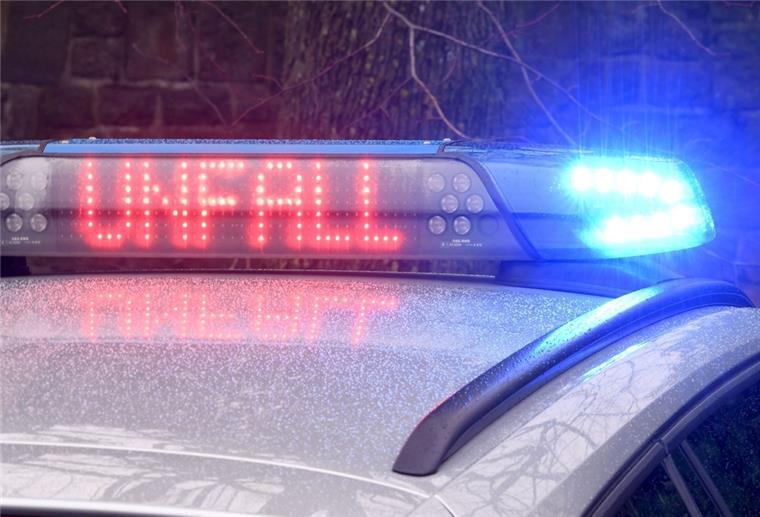  Die Leuchtschrift «Unfall» auf dem Dach eines Polizeiwagens. 