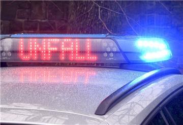  Die Leuchtschrift «Unfall» auf dem Dach eines Polizeiwagens. 