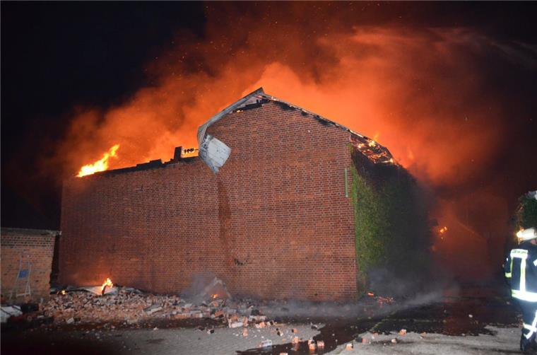 Großeinsatz im Cuxland: Scheune brennt bei Otterndorf ab Bei einem verheerenden Feuer bei Otterndorf ist in der Nacht zu Sonntag eine Scheune vollständig niedergebrannt.