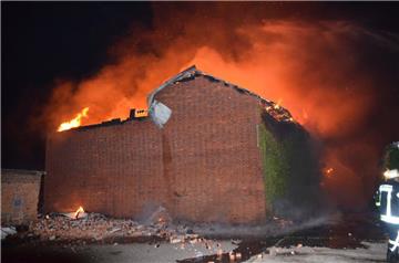 Bei einem verheerenden Feuer bei Otterndorf ist in der Nacht zu Sonntag eine Scheune vollständig niedergebrannt. 