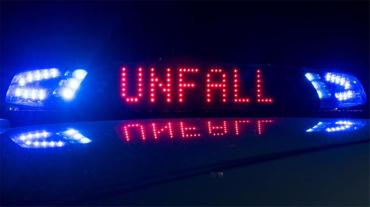 Tödlicher Unfall auf der B 212: Motorradfahrer stirbt nach Kollision Bild einer digitalen Anzeige auf einem Polizeiwagen mit der Aufschrift "Unfall"