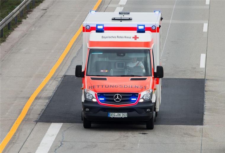 Teenager (13) will B73 bei Stade überqueren und wird von Auto erfasst Bei einem Verkehrsunfall auf der B73 wird ein Teenager schwer verletzt.