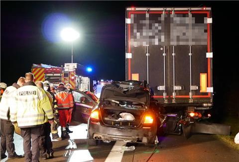 Bei einem Verkehrsunfall auf der Hansalinie A 1 in der Nacht zum Mittwoch ist ein 24-jähriger Mann aus dem Kreis Damme tödlich verunglückt.
