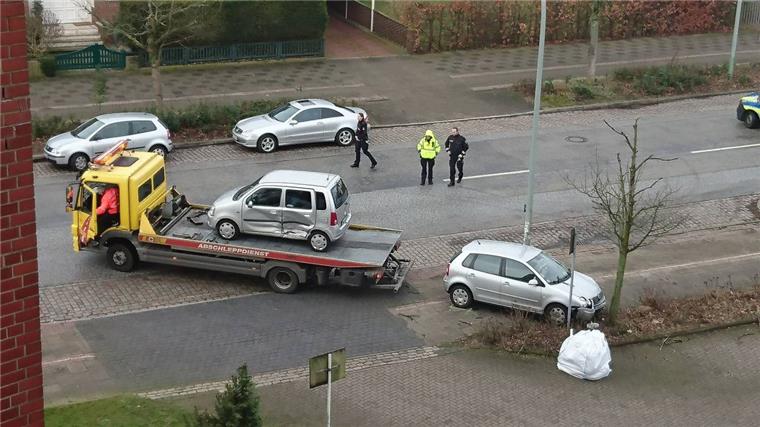 Bremerhaven: Zwei Verletzte bei Unfall auf der Rheinstraße Bei einem Verkehrsunfall auf der Rheinstraße in Bremerhaven-Geestemünde wurden zwei Personen leicht verletzt.