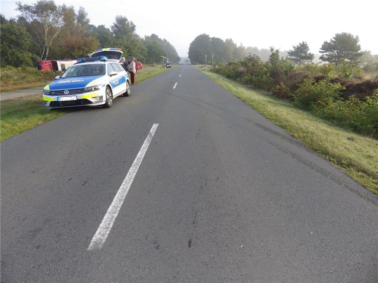 Bei einem Verkehrsunfall im Cuxland wurden drei Pferd aus dem Anhänger geschleudert. Zwei verendeten, eines überlebte verletzt und musste tierärztlich versorgt werden.