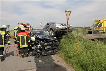 Bei einem Verkehrsunfall in Bremen-Woltmershausen sind zwei Personen schwer verletzt worden.
