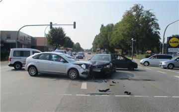 Bei einem Verkehrsunfall in Lehe sind zwei Personen verletzt worden. 