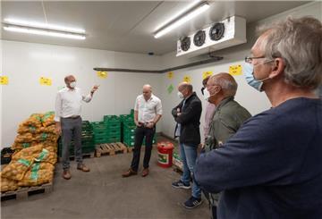 Bei einem Vor-Ort-Termin listet der Ingenieur alle relevanten Energieverbraucher auf und sucht nach Optimierungsmaßnahmen.