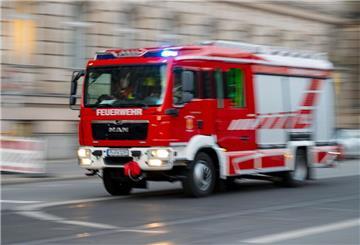 Ein Feuerwehrfahrzeug ist mit Blaulicht auf Einsatzfahrt.