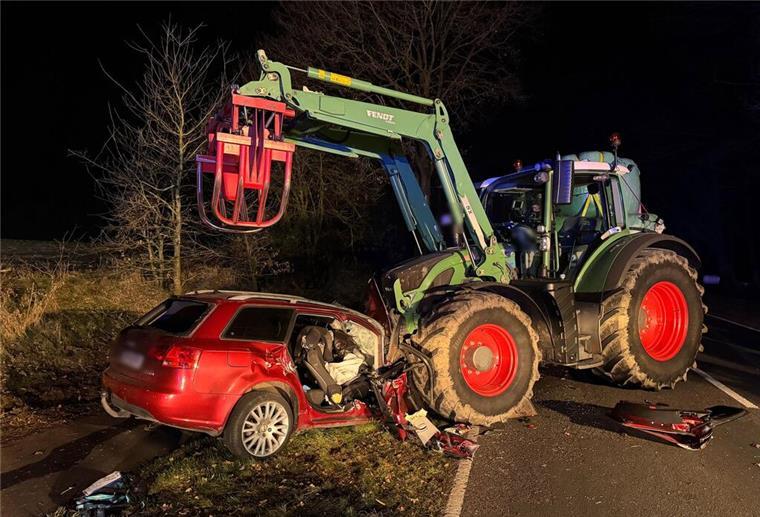 Ein stark beschädigter PKW und ein Traktor sind an der Unfallstelle zu sehen. Bei einem Zusammenstoß von einem Auto und einem Traktor im Emsland ist eine Insassin des Wagens tödlich verletzt worden. Zwei weitere Insassen des Fahrzeugs wurden schwer verletzt, wie die Polizei mitteilte. Das Auto sei gerade dabei gewesen einen Traktor vor einer Kuppe zu überholen, als es mit einem entgegenkommenden Traktor kollidierte. (zu dpa: «Kollision mit Traktor - eine Tote, zwei Schwerverletzte»)