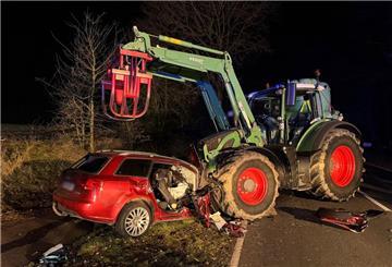 Ein stark beschädigter PKW und ein Traktor sind an der Unfallstelle zu sehen. Bei einem Zusammenstoß von einem Auto und einem Traktor im Emsland ist eine Insassin des Wagens tödlich verletzt worden. Zwei weitere Insassen des Fahrzeugs wurden schwer verletzt, wie die Polizei mitteilte. Das Auto sei gerade dabei gewesen einen Traktor vor einer Kuppe zu überholen, als es mit einem entgegenkommenden Traktor kollidierte. (zu dpa: «Kollision mit Traktor - eine Tote, zwei Schwerverletzte»)