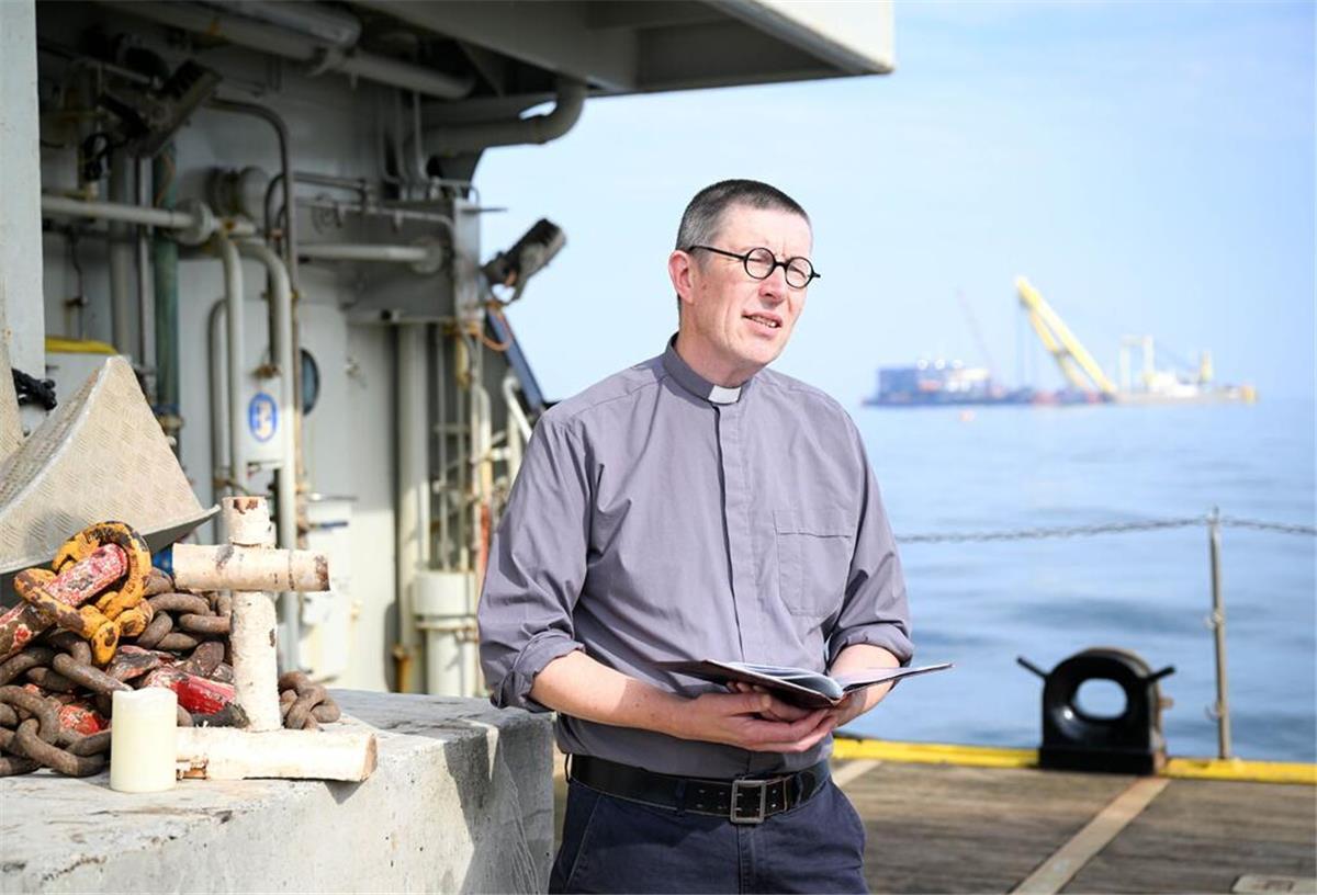 Wrack des gesunkenen Frachters „Verity“ aus der Nordsee geborgen Bei einer Andacht in der Nähe des Wracks des gesunkenen Frachters „Verity“ erinnert Diakon Martin Struwe an die Toten und Vermissten.