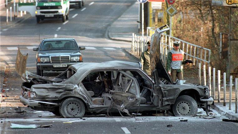 Bei einer Bombenexplosion kommt Alfred Herrhausen ums Leben. Wer genau dafür verantwortlich ist, ist bis heute unklar. (Archivbild)