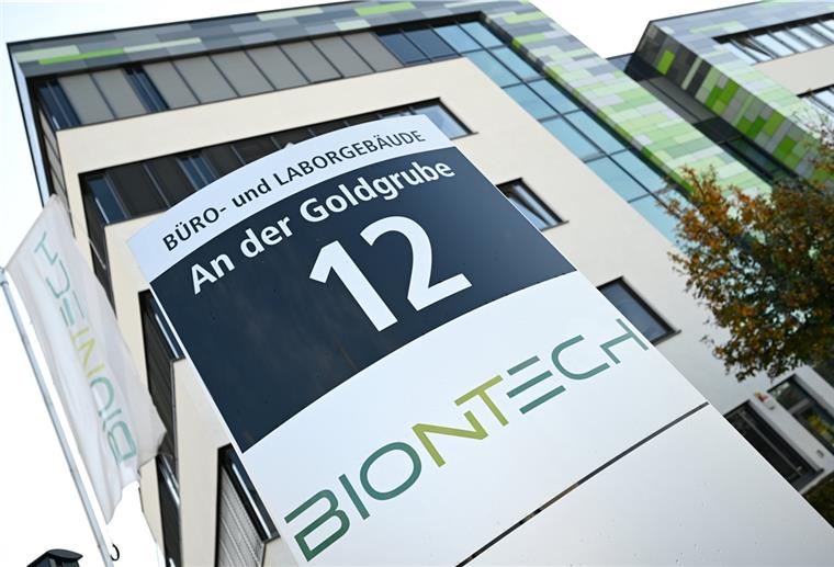 Rheinland-Pfalz, Mainz: Das Logo des Biotechnologie-Unternehmens «Biontech» ist an einer Stele vor der Unternehmenszentrale angebracht. Bei einer Cyber-Attacke auf die Europäische Arzneimittel-Behörde EMA in Amsterdam sind Daten der Pharmaunternehmen Pfizer und Biontech abgegriffen worden. 