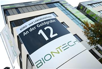 Rheinland-Pfalz, Mainz: Das Logo des Biotechnologie-Unternehmens «Biontech» ist an einer Stele vor der Unternehmenszentrale angebracht. Bei einer Cyber-Attacke auf die Europäische Arzneimittel-Behörde EMA in Amsterdam sind Daten der Pharmaunternehmen Pfizer und Biontech abgegriffen worden. 