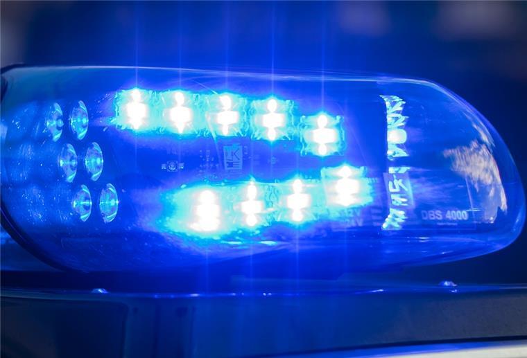 - Das Blaulicht auf einem Fahrzeug der Polizei leuchtet in der Dunkelheit.