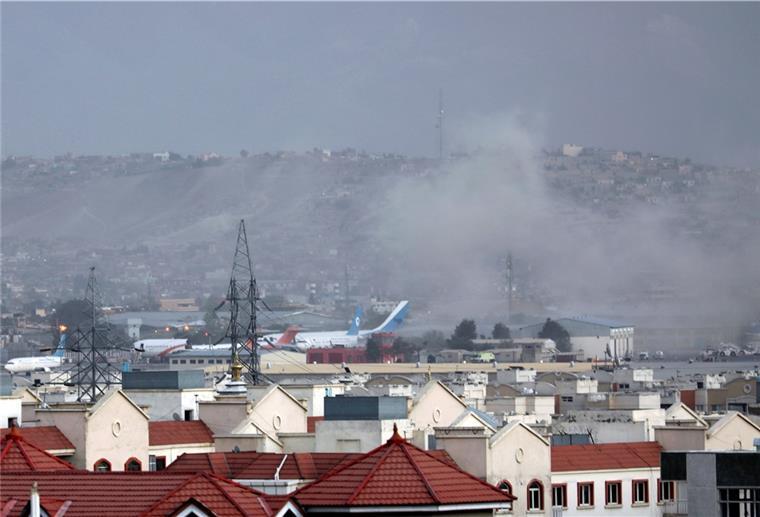 Mindestens 13 Tote nach Anschlag am Flughafen Kabul Bei einer Explosion außerhalb des Flughafens der afghanischen Hauptstadt Kabul hat es nach Angaben der USA eine bislang unbekannte Zahl von Toten oder Verletzten gegeben. Die Taliban spricht von mindestens 13 Toten.