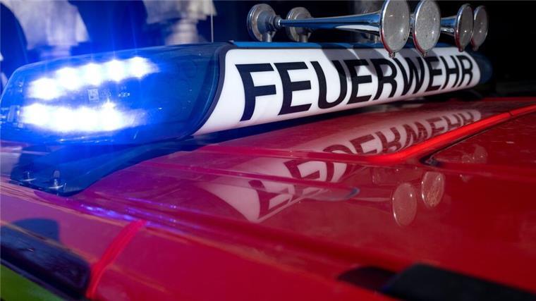 Küchenbrand in Geestemünde: Fettexplosion reißt Türen aus den Wänden Ein Einsatzfahrzeug der Feuerwehr mit eingeschaltetem Blaulicht. Bei einer Fettexplosion in Geestemünde wurde ein 26-Jähriger verletzt. Die Bremerhavener Feuerwehr verhinderte Schlimmeres.