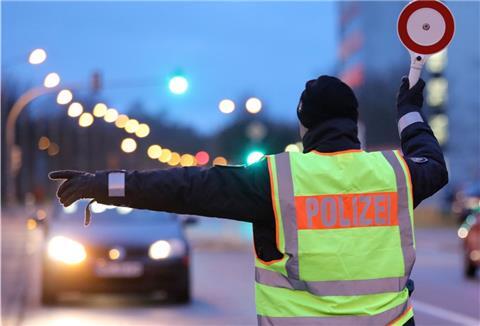 Bei einer frühmorgendlichen Verkehrskontrolle entdeckte die Polizei in der Wesermarsch einen alkoholisierten Fahrer eines Aufsitzrasenmähers.