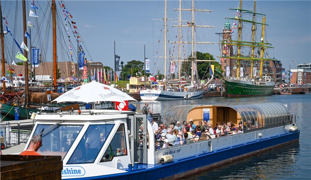 Bei einer Hafenrundfahrt bekommt man eine völlig neue Perspektive geboten.
