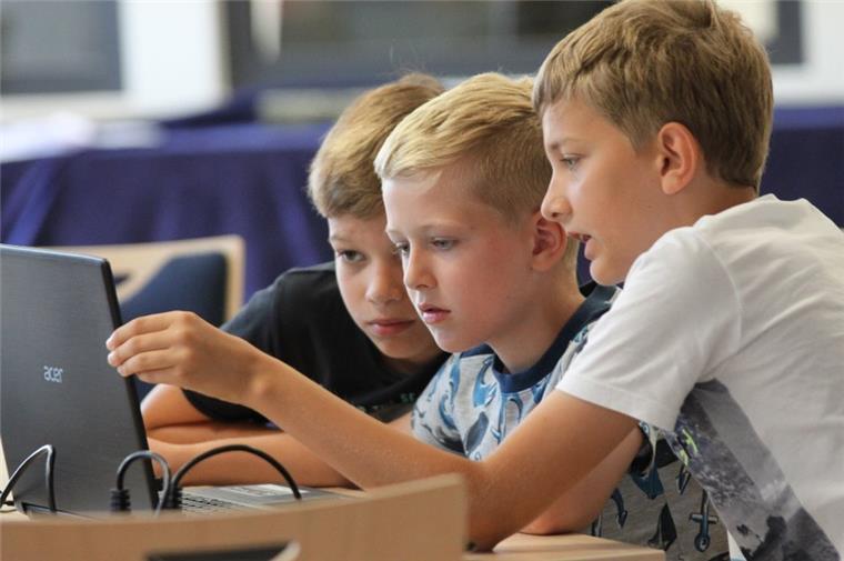 Bei einer Julius-Club-Veranstaltung in der Tarmstedter Bücherei zeigt Spieleentwickler Florian Haase den Teilnehmern, wie sie ihr eigenen PC-Spiel gestalten.
