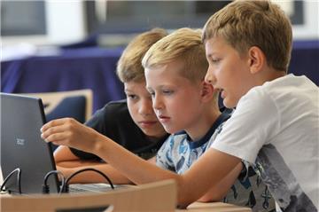 Bei einer Julius-Club-Veranstaltung in der Tarmstedter Bücherei zeigt Spieleentwickler Florian Haase den Teilnehmern, wie sie ihr eigenen PC-Spiel gestalten.