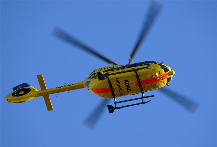 Update: Nach Kollision mit einem Auto: Radfahrer im Krankenhaus gestorben Bei einer Kollsion auf der K21 zwischen eine Rad- und einem Autofahrer wurde eine Person schwer verletzt. Ein Rettungshubschrauber (Symbolbild) brachte die verletzte Person ins Krankenhaus.