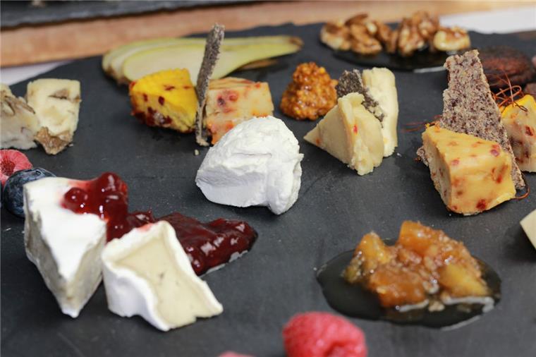 Bei einer Messe für Natur- und Bio-Produkte wurde die Camembert-Alternative Happy White zum besten veganen Produkt des Jahres ernannt.
