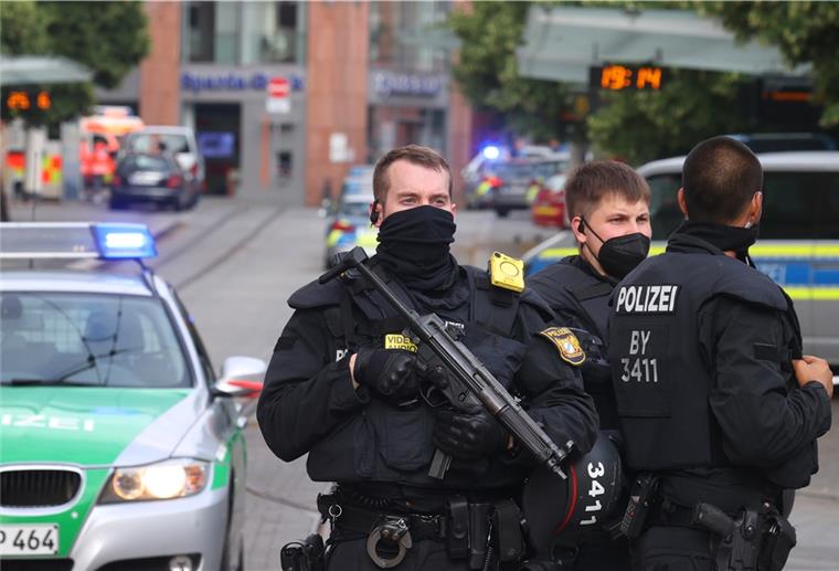 Bei einer Messerattacke in der Würzburger Innenstadt sind am Freitag mehrere Menschen getötet worden. Die Polizei sichert den Tatort ab.